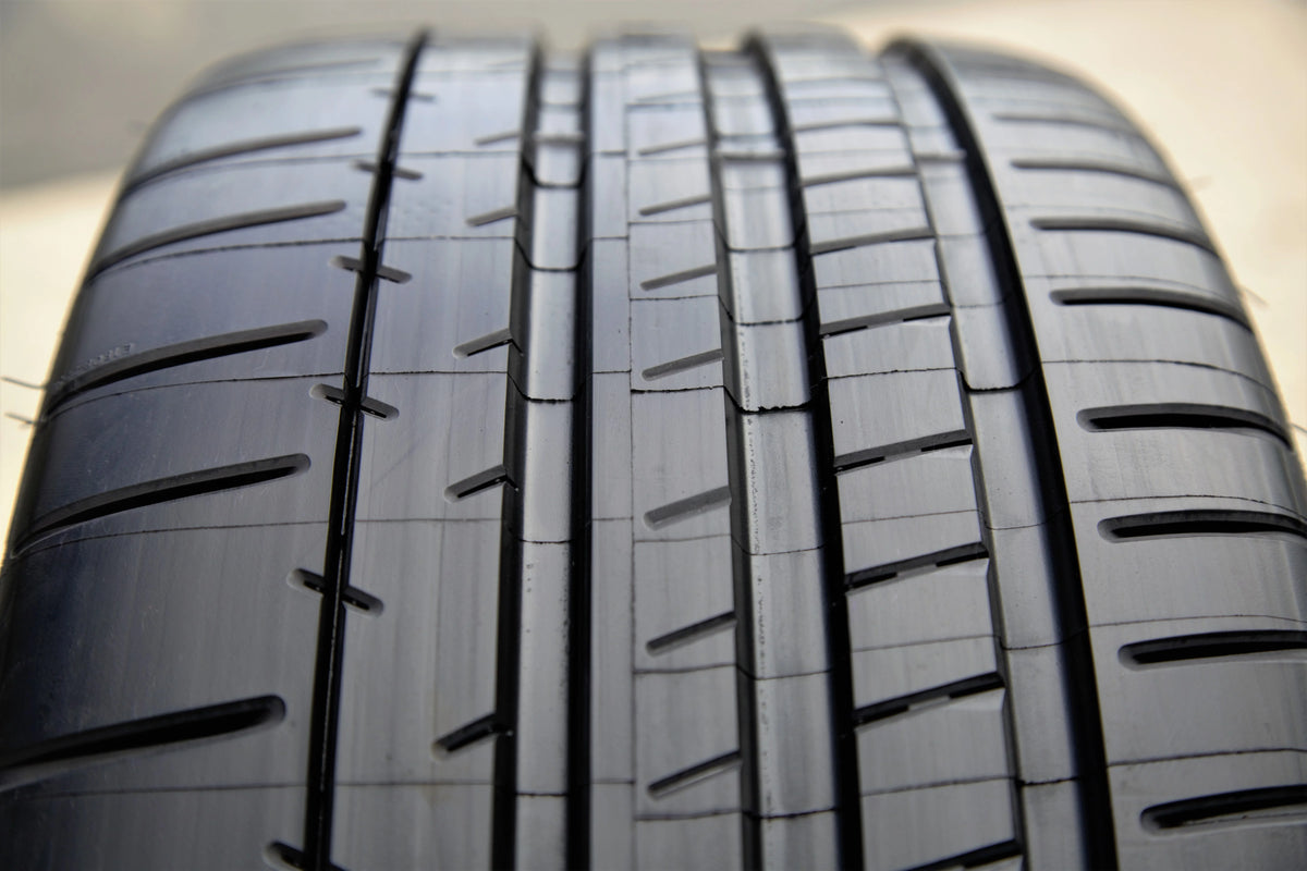 225/45ZR18 95Y XL Passenger Tire Z9860