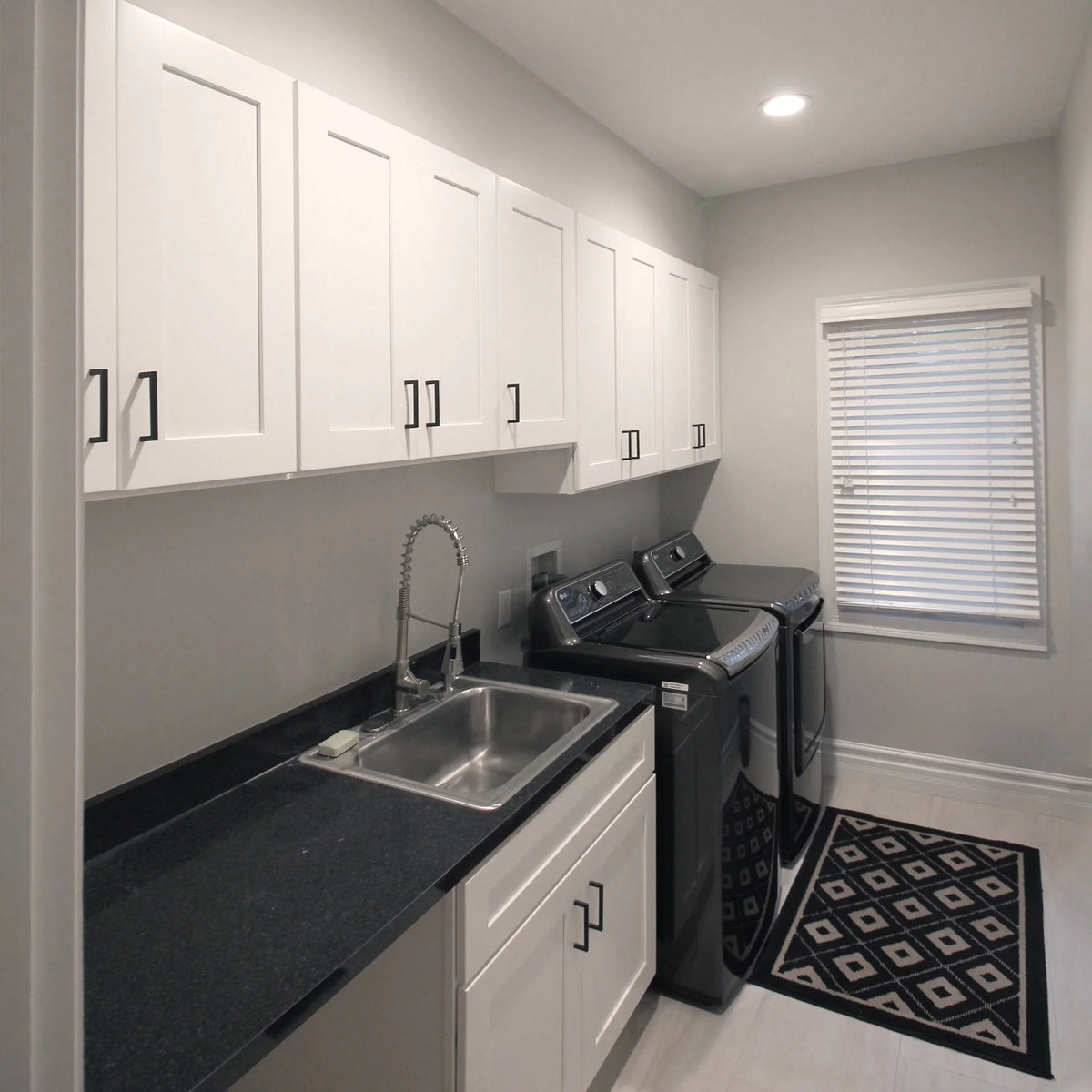 White Shaker Drawer Base Kitchen Cabinet 18x34.5x24 I678