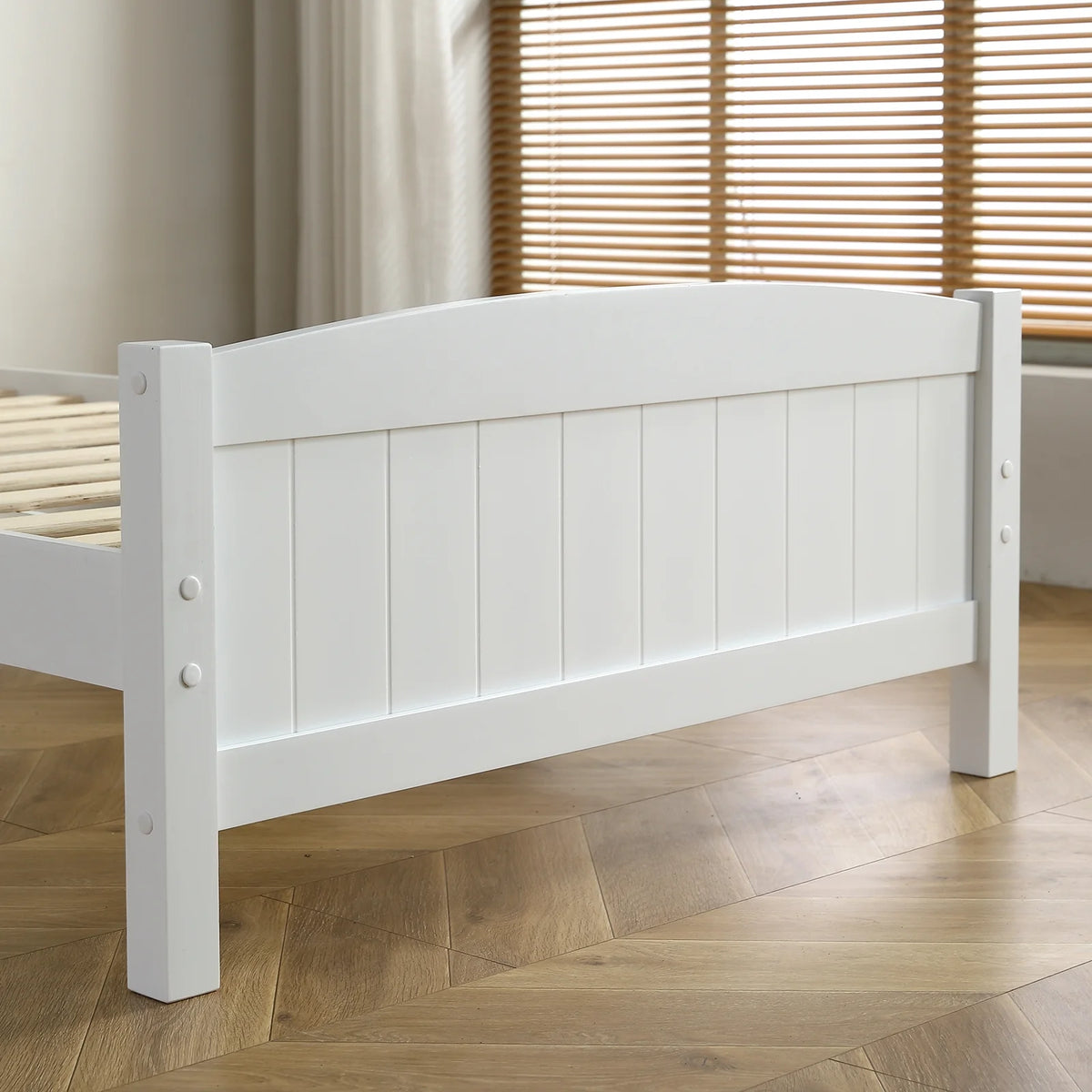 White Wooden Bed I50810